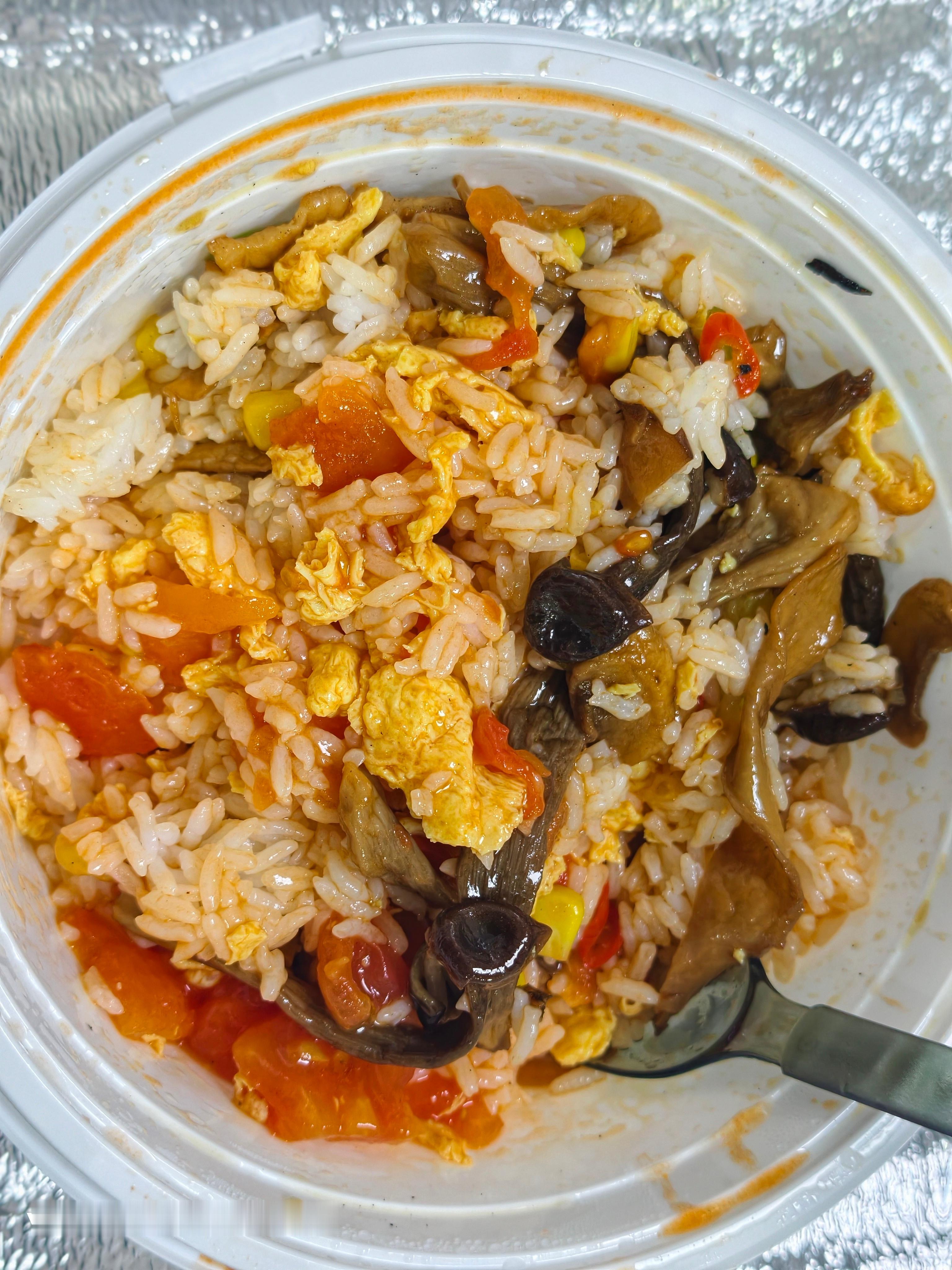 辣炒菌子盖浇饭，味道还可以，曼玉家的。 