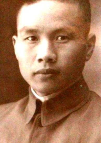 1948年，军统少将周镐突然人间蒸发，妻子认为他是远赴台湾，殊不知丈夫早已在19