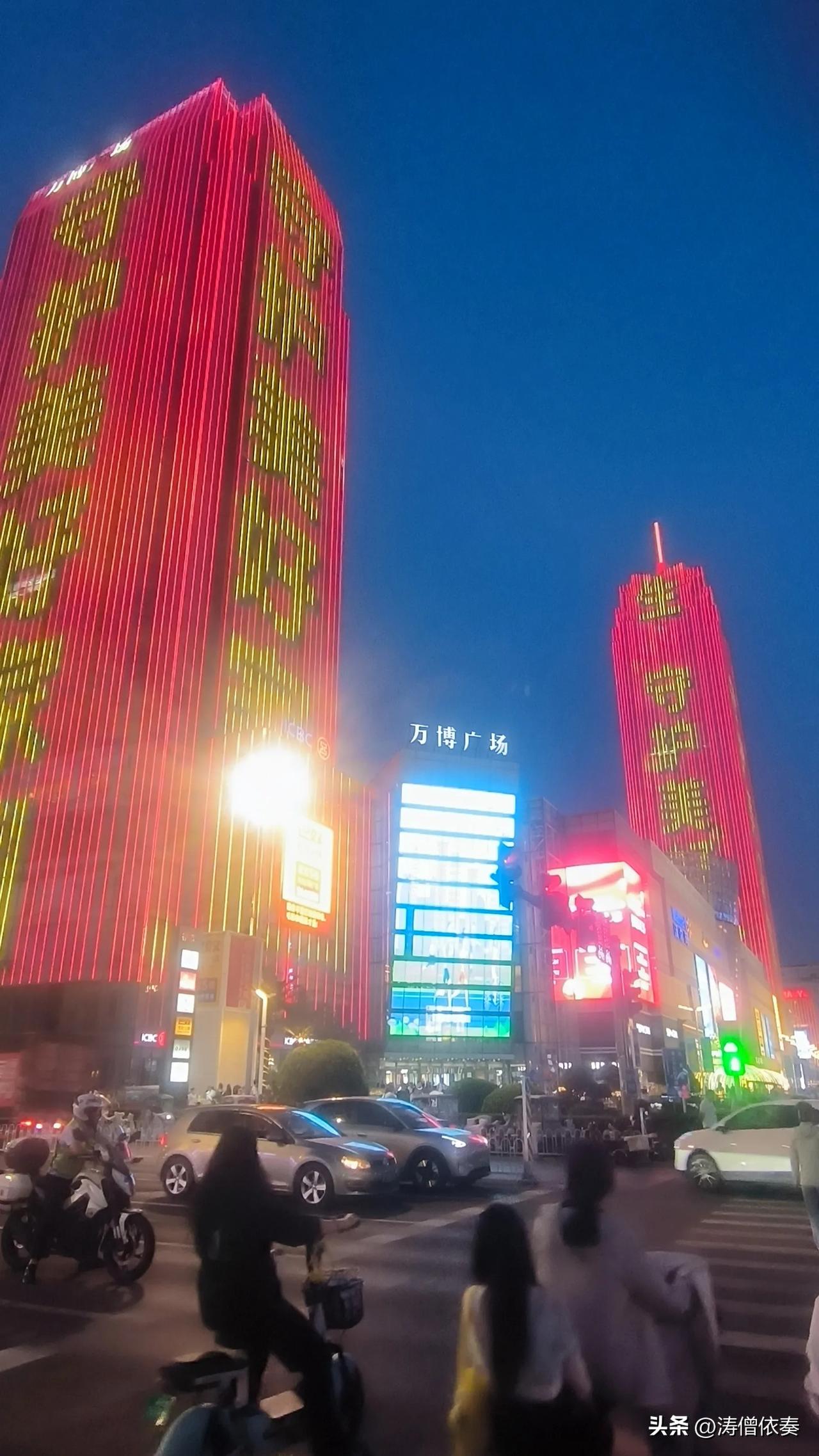 逛保定万博，偶遇“魏牌”汽车

晚上逛万博广场，在一楼偶然发现长城汽车的销售门店