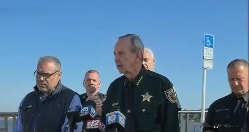 美国联邦调查局将牵头调查男子持械闯海湖庄园事件。

警方在发布会上表示，“该男子