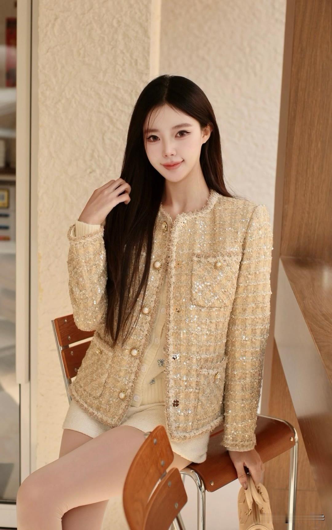 “金衣美人坐，笑语如春花”，这画面太美啦。想象一下，身着金色华服的美人端坐，那金