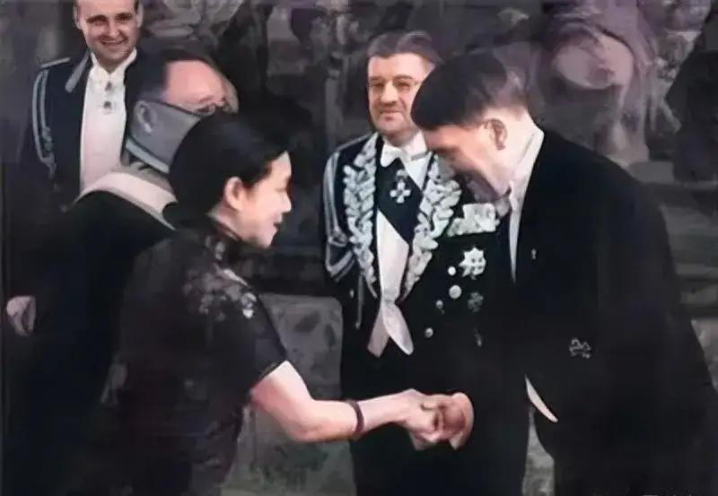 1936年，宋霭龄在孔祥熙夫妇的陪同下，和希特勒见面。这真的是一张珍贵的照片啊。