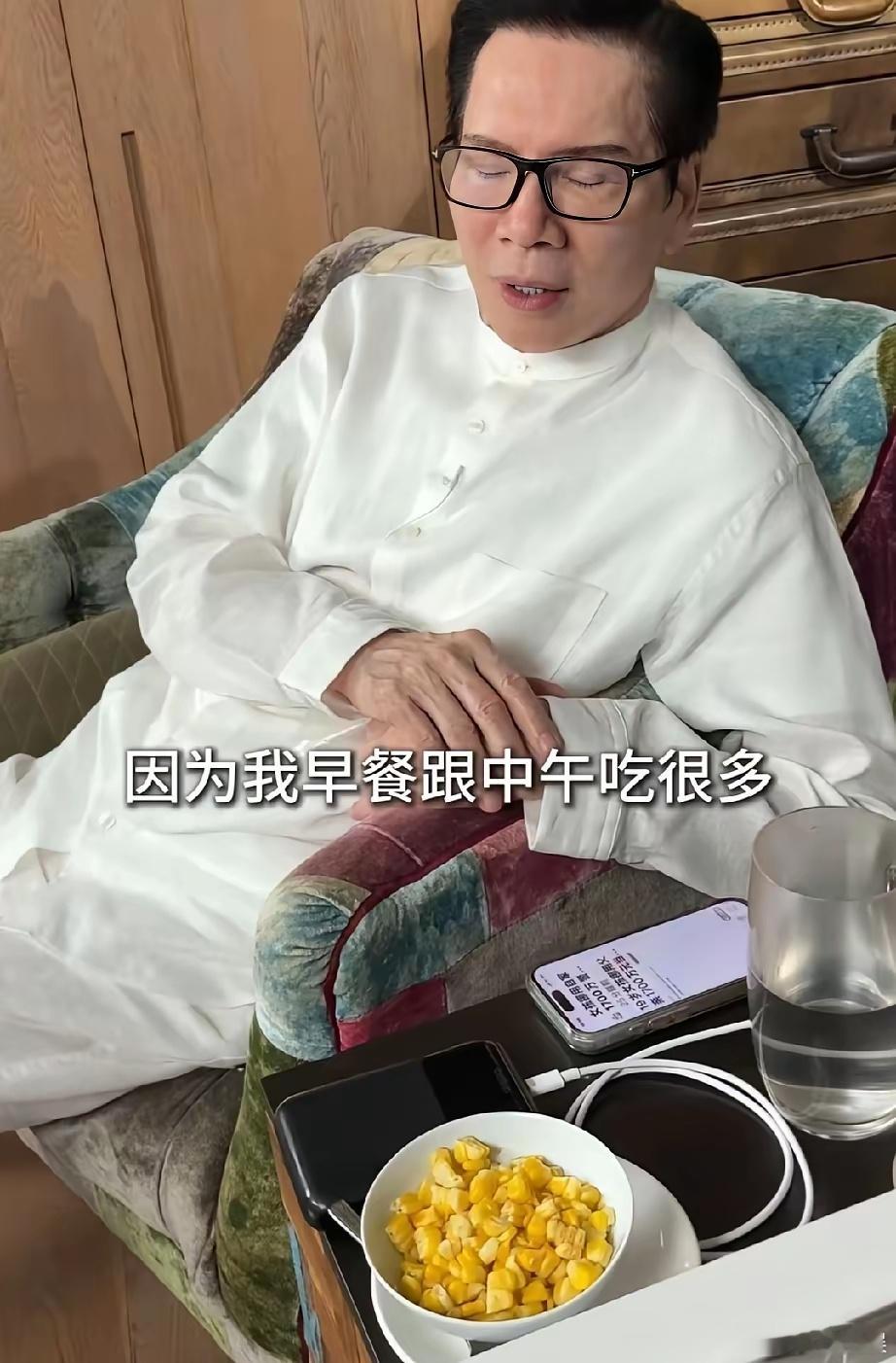 越有钱越注重保养78岁向华强晚餐只吃半碗玉米，他解释到:“因为我早餐跟中餐吃很多