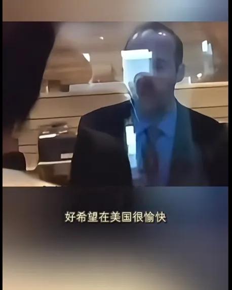 女人办美签，30秒就过了，到底是为什么呢？
签证官：你是北京人？
美签女：是的