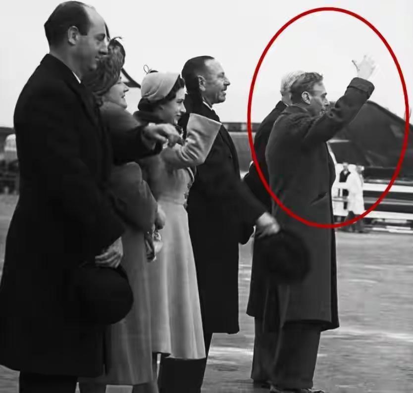 这一别，物是人非！
这一年对英女王而言，有了翻天覆地的变化，那就是她的那座高山，