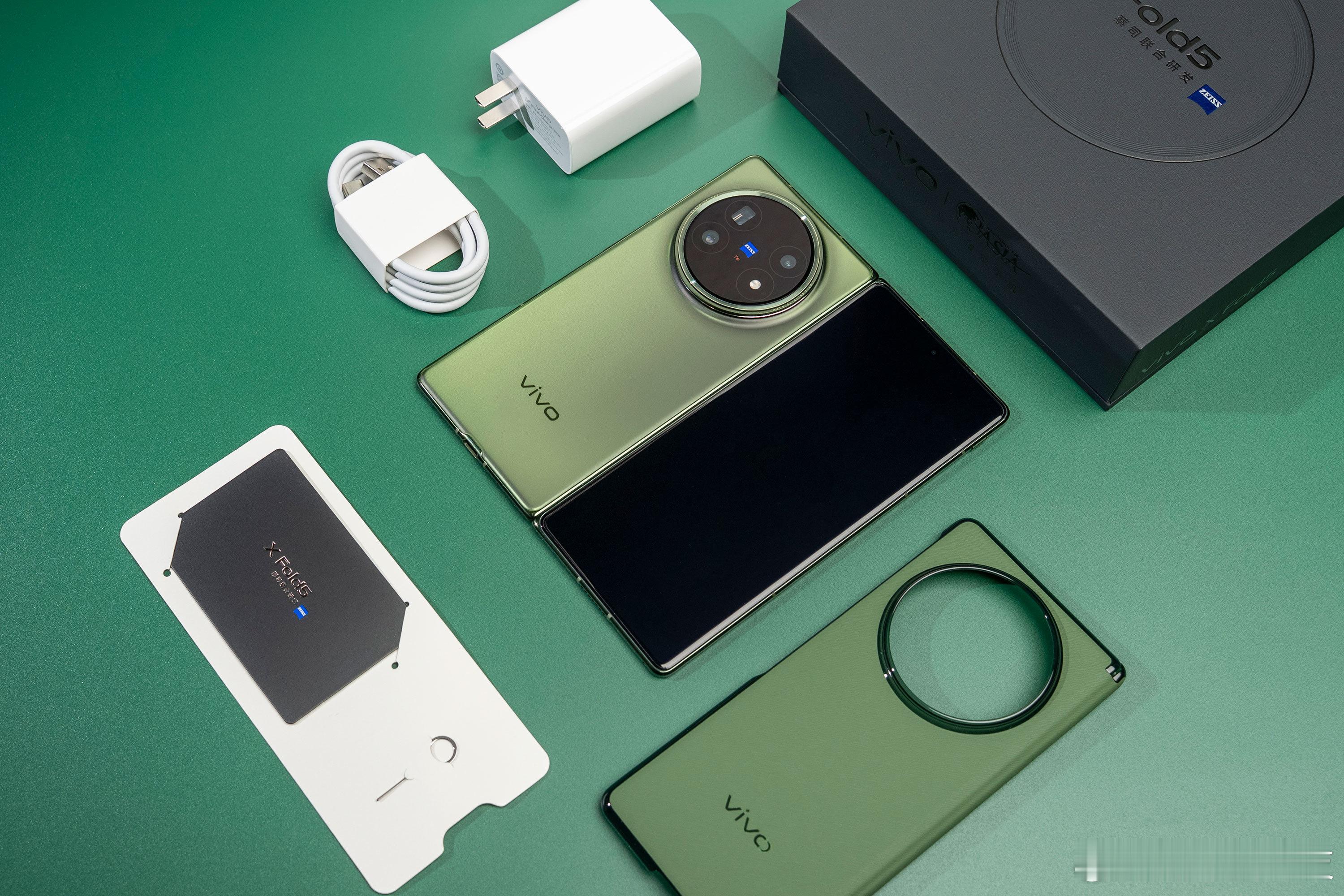 vivo X Fold5 的轻薄感真的是太惊艳了折叠状态下的厚度甚至比一些旗舰直