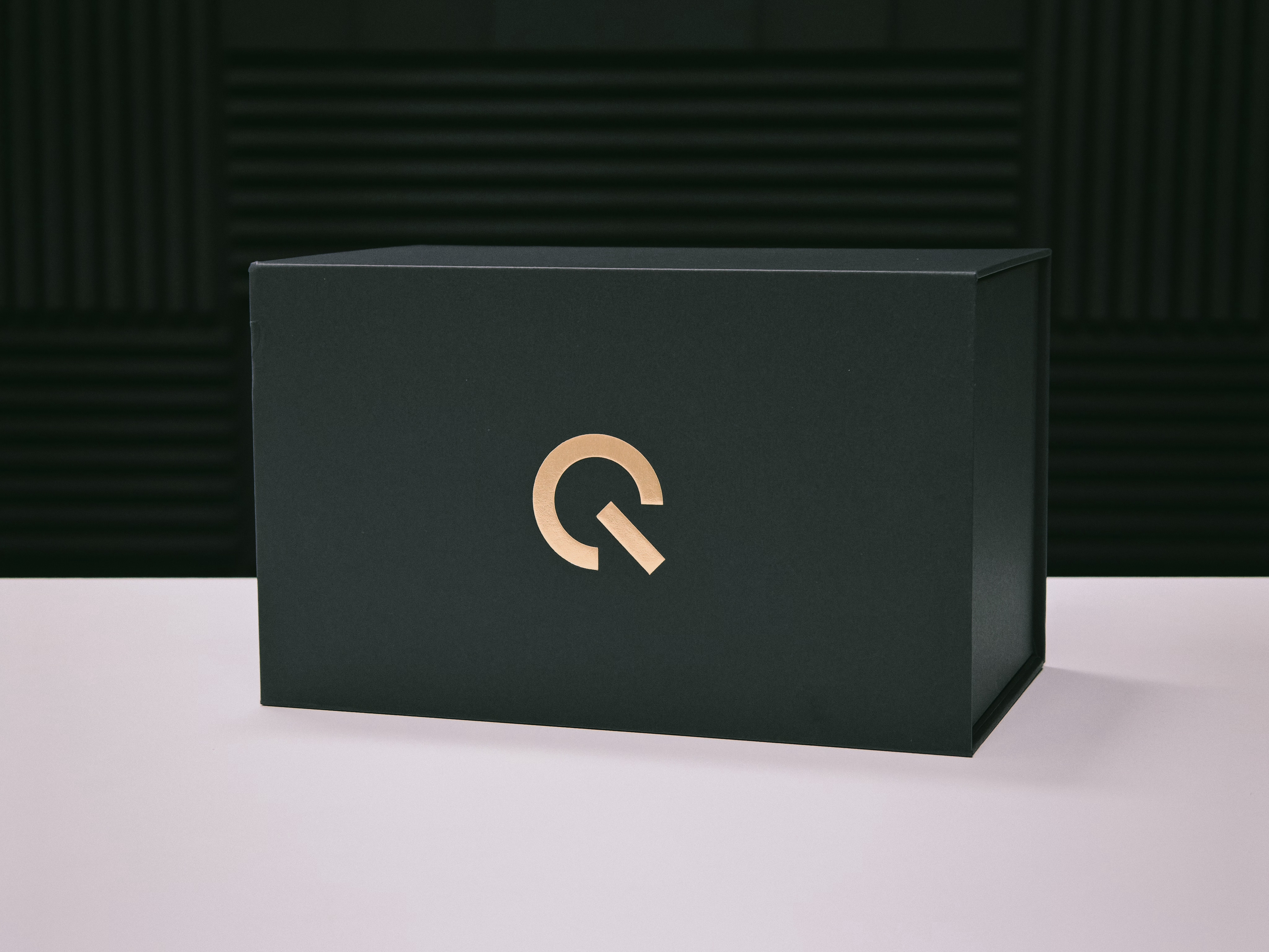 iQOO Neo 11 邀请函挺有意思，是个伸缩水杯，说是「一杯也超满足」。明晚