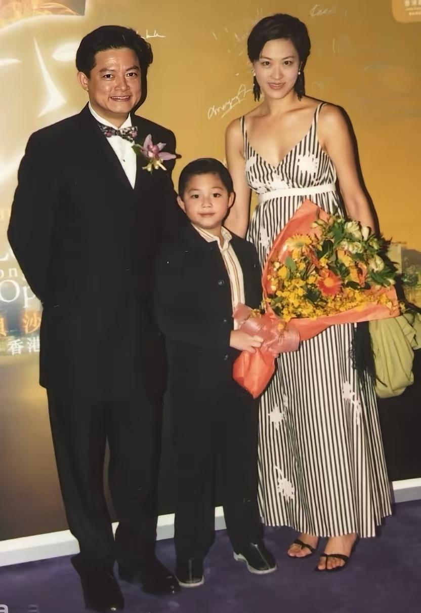 相伴26年的模范婚姻破碎！知名歌唱家莫华伦65岁迎娶小30岁女学生，掀起全网热议