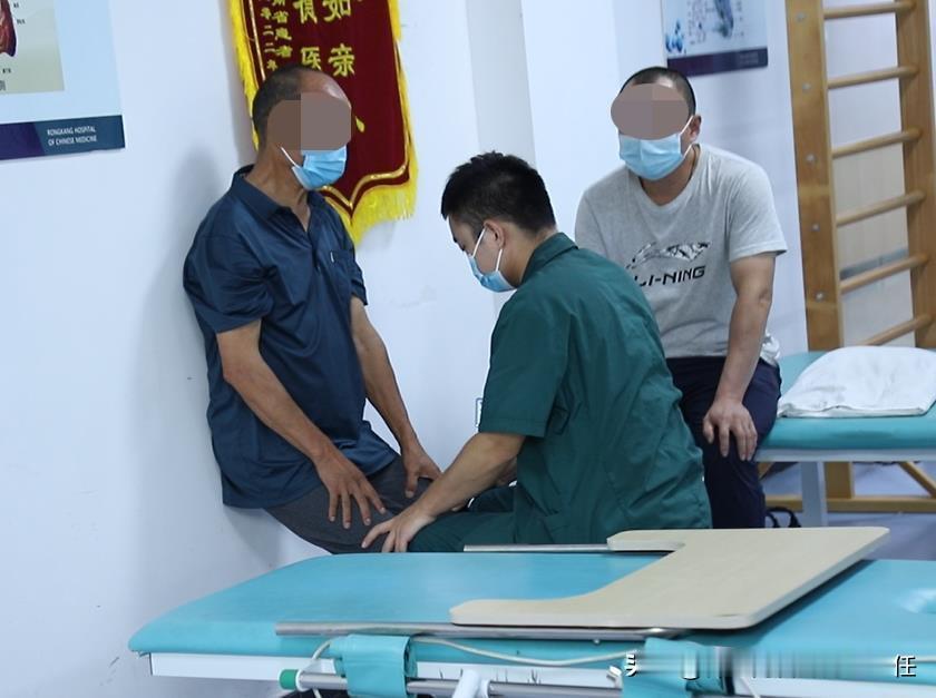 脑梗老人动不动就摔倒？可以试试这些锻炼
 
1、桥式运动：仰卧位，双腿屈曲，双足