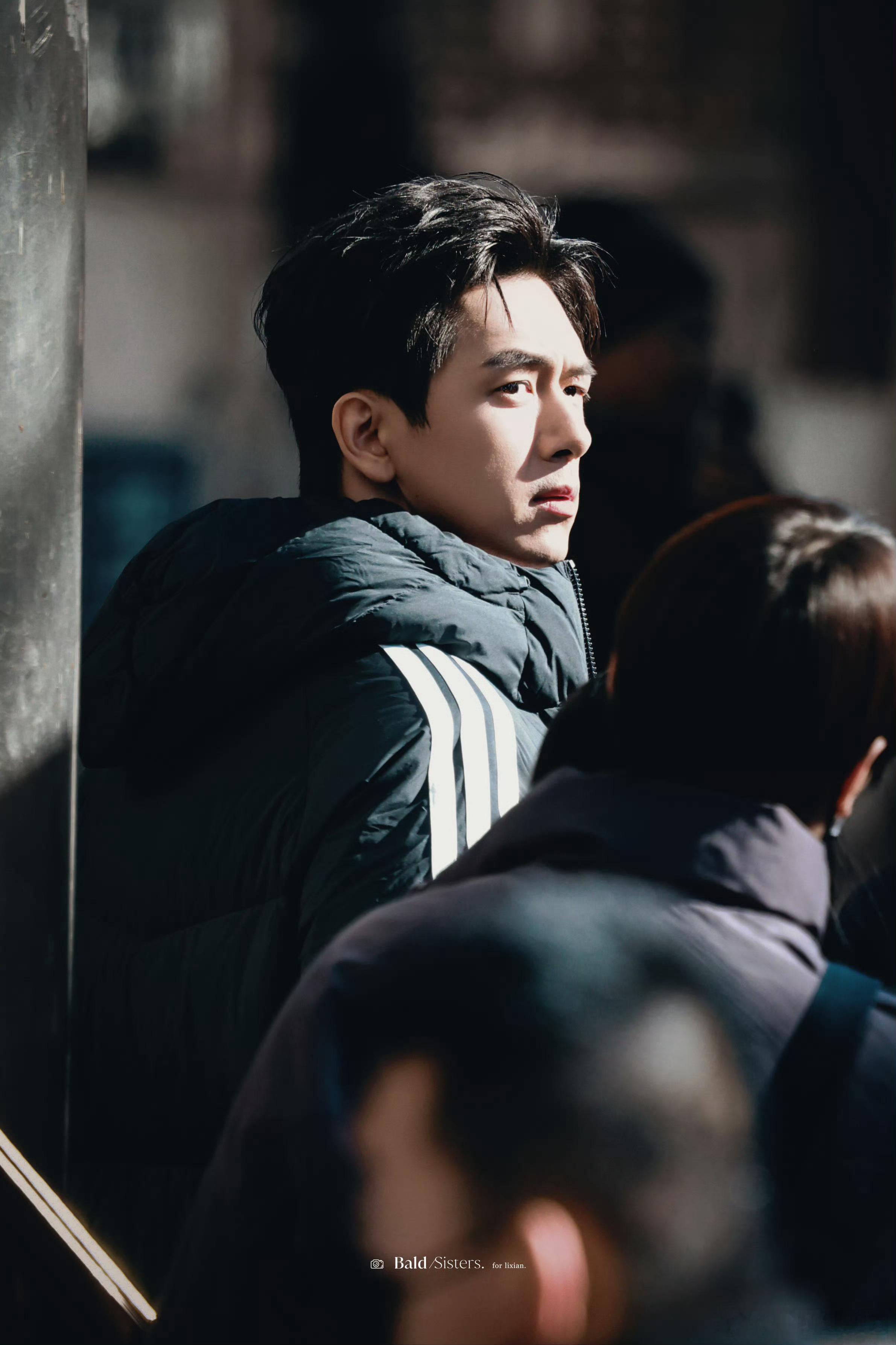 李现 春晚彩排上班！！素颜状态好牛！鼻梁咋这么挺！！ 