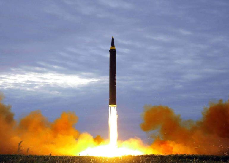 如果让日本有了核武器那么他一定会先攻打中国，因为日本的领土小，他从侵华战争的时候