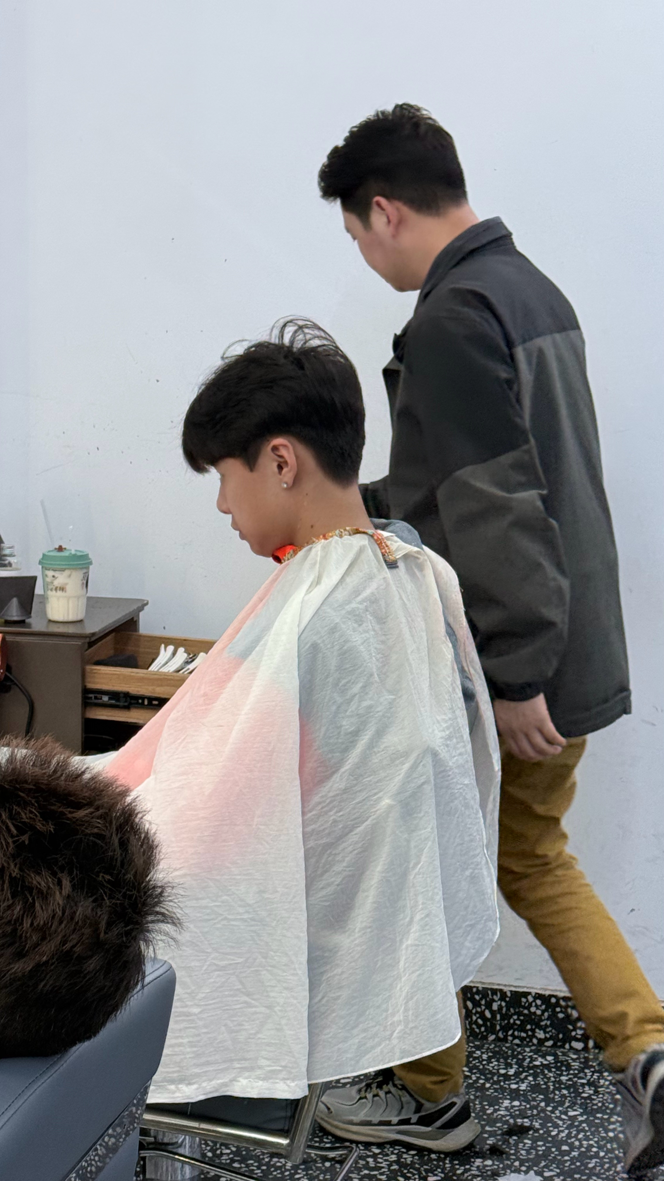 短暂两天cc又要归队训练了 希望不要再晒黑因为粉色球衣真的很显黑