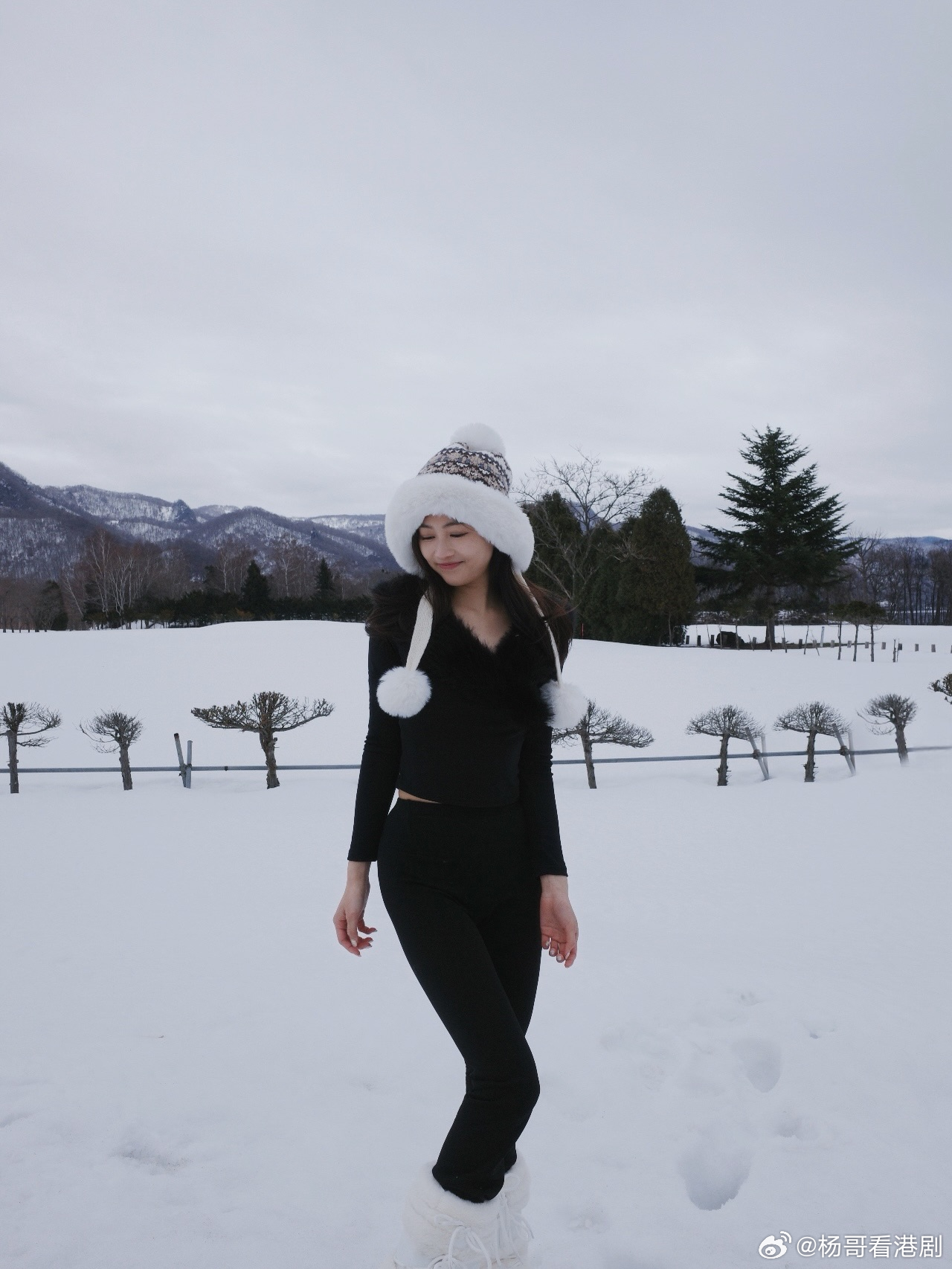 郭柏妍雪地晒靚相 纖腰長腿盡現 網民大讚仙氣滿瀉.TVB人氣小花郭柏妍（Rosi