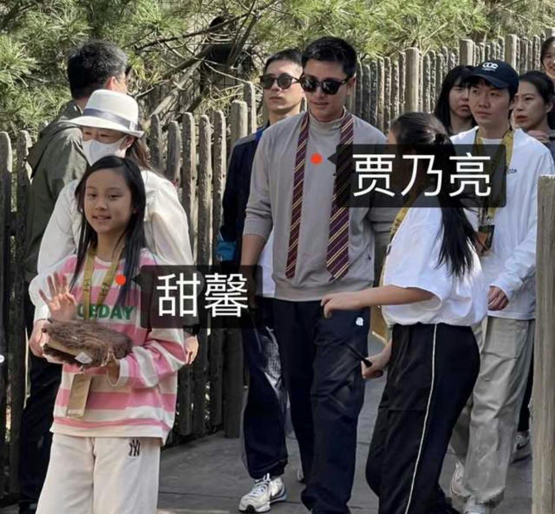 话说看的出来父女两人玩的还是很开心的，甜馨还是那么落落大方 ​​​