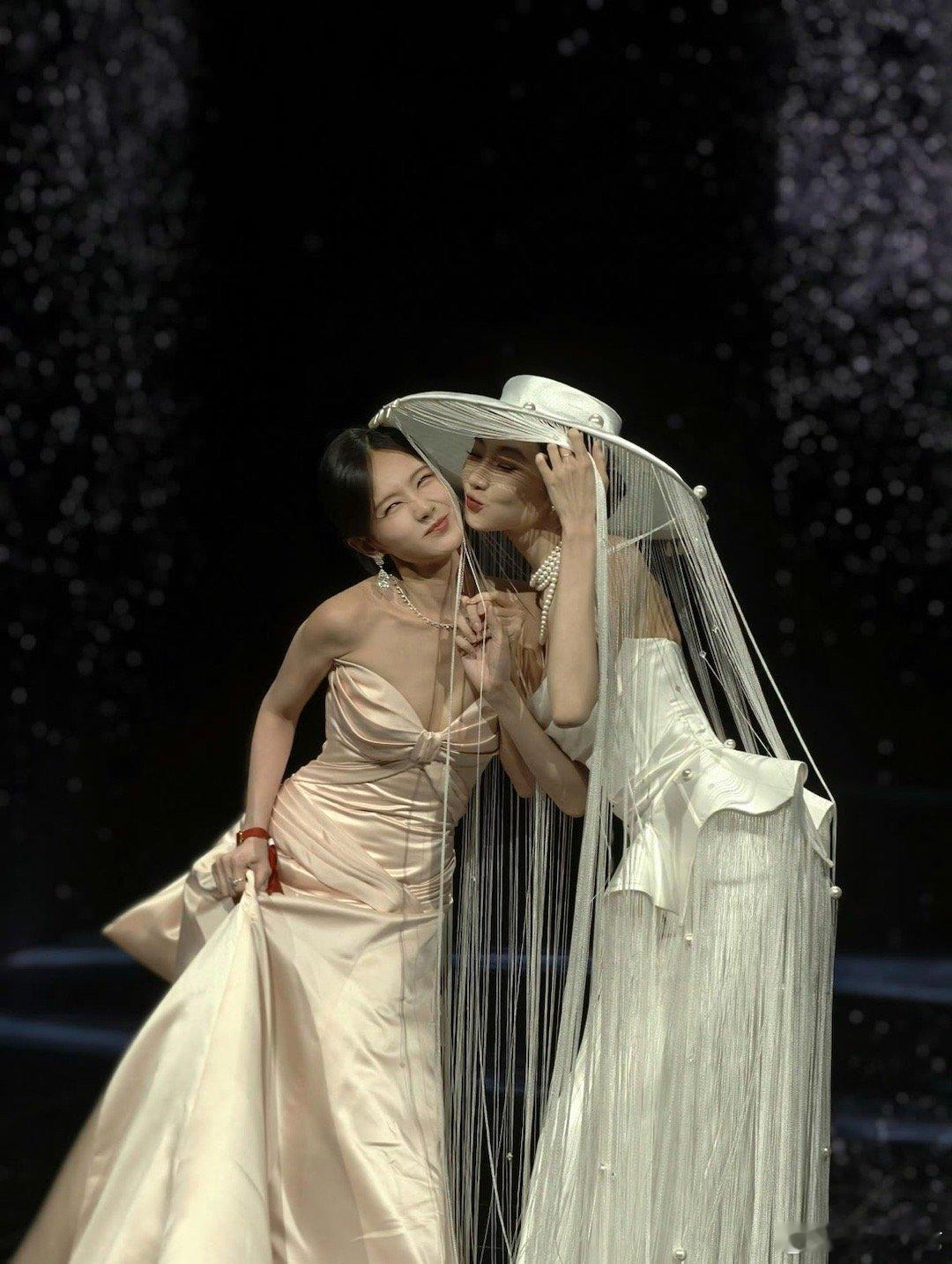 张艺凡李一桐贴贴