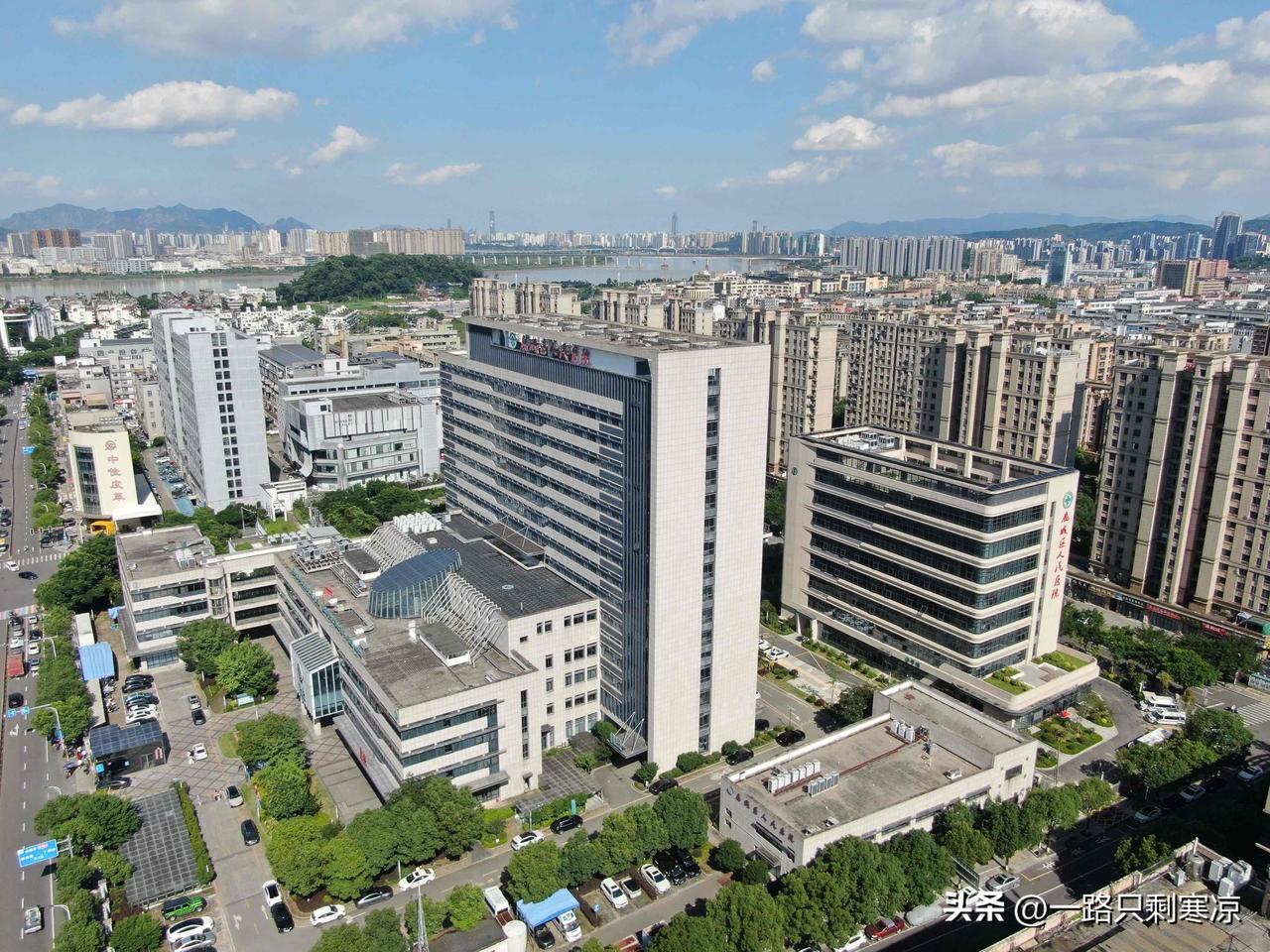 6月26日温州市鹿城区人民医院急诊大楼正式投入使用，进一步健全完善了医院“院前急