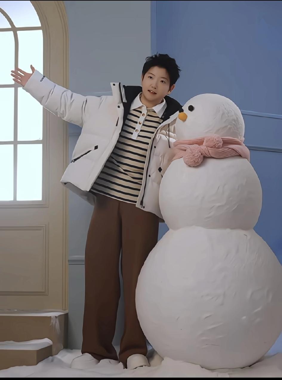 孙颖莎代言的鸭鸭品牌，这几天销量暴涨。

据说和“周边经济学”有很大关系。周边经