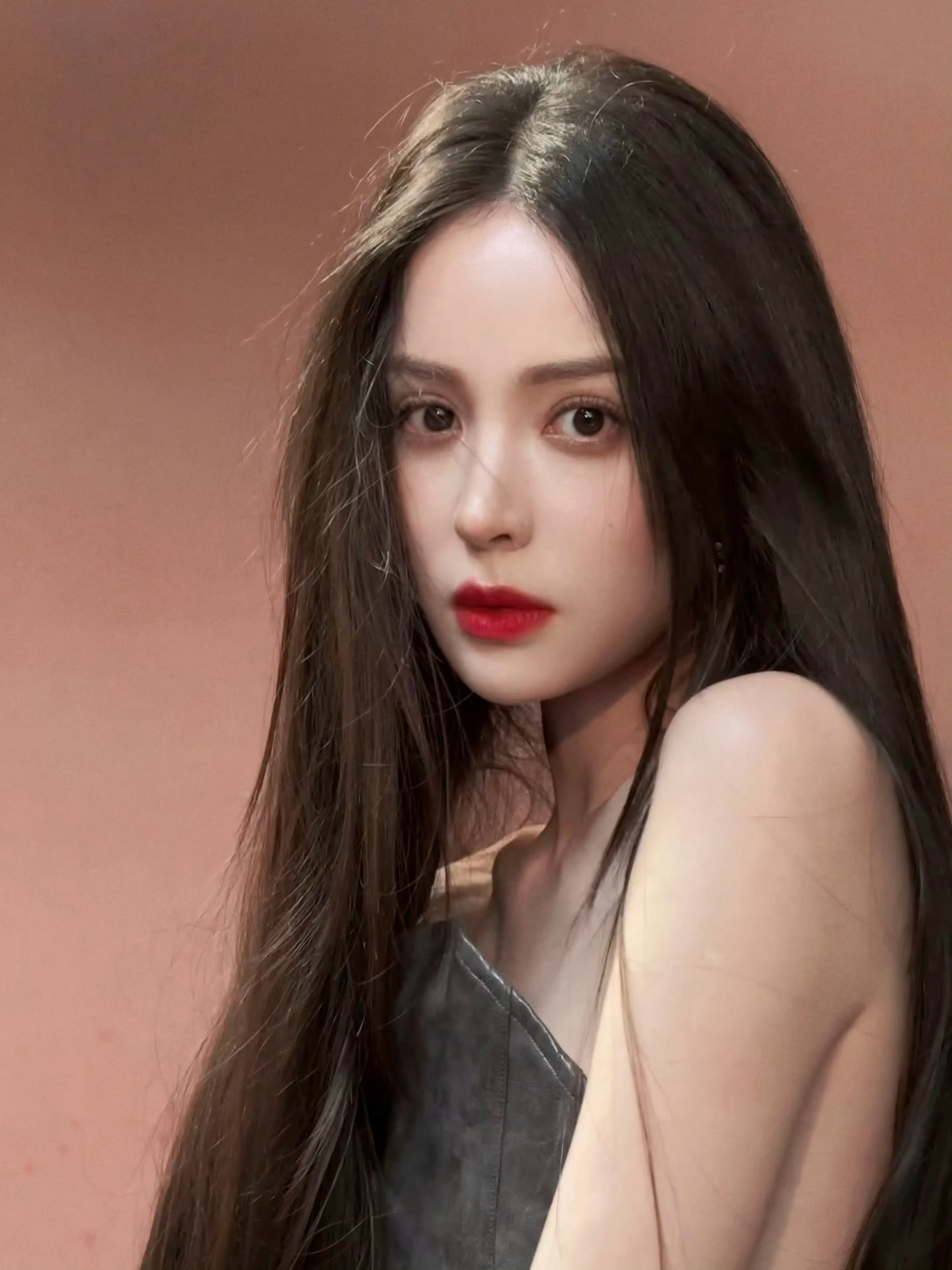 娜扎完全是live图的神…她现在有一种完全绽放的美，真美绝了..现役最美不开玩笑