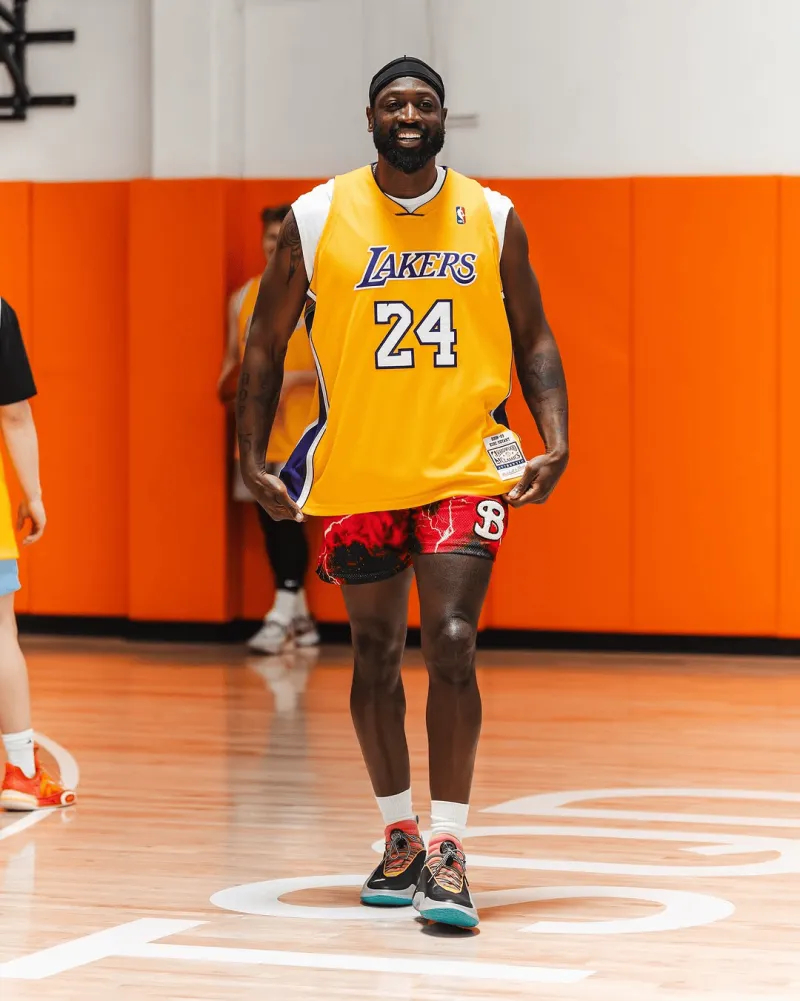 【🏀传奇碰撞！韦德与科比的24号球衣共耀赛场🌟】NBA传奇球员德维恩-韦德近