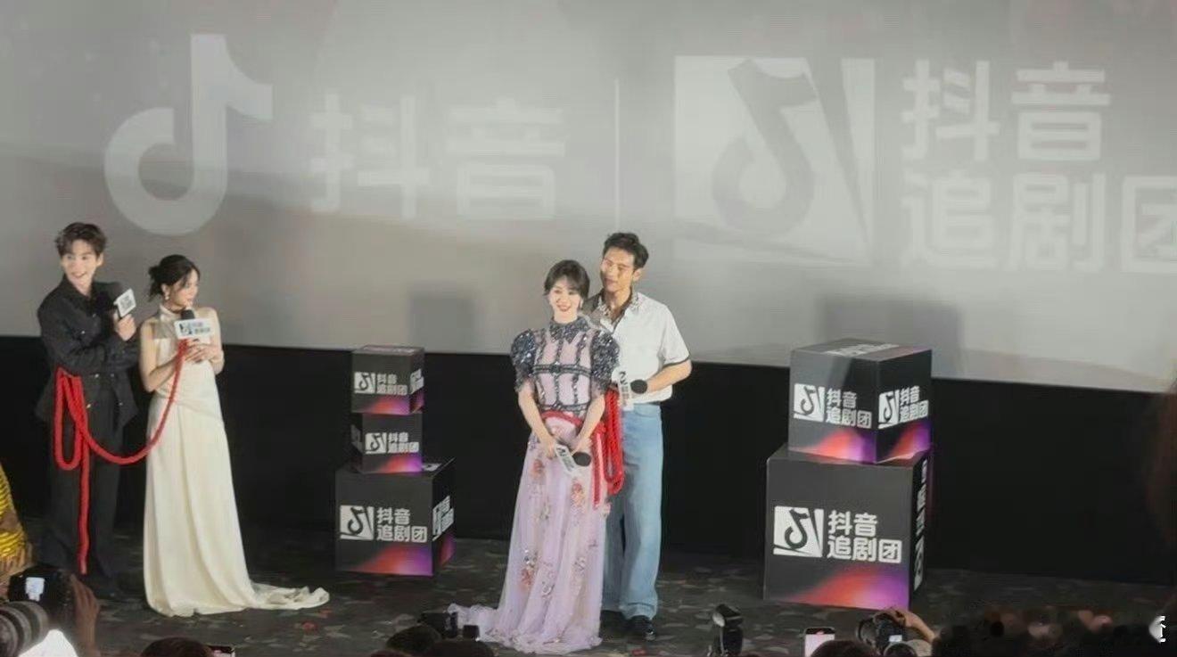 杨紫李现现场抱了 杨紫李现这一抱甜度超标，《锦绣芳华》粉狂喜！这氛围绝了，不结婚