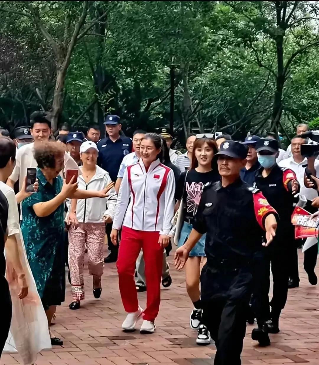 陈梦今日风光回青，小区门口气球拱门迎接，保安们身着整洁制服，纽扣紧扣，仪式感十足