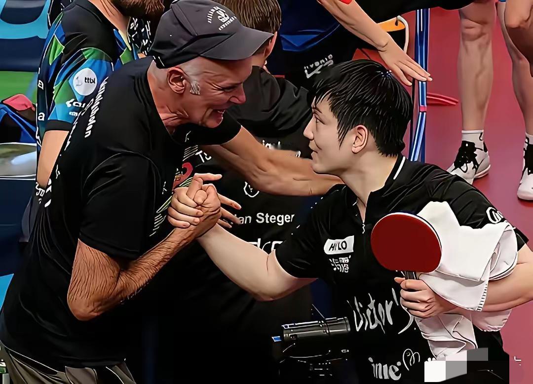 樊振东比赛后没有马上离场，他特意到前排和一位名叫汉斯穆勒德国球迷紧紧握手，足足1
