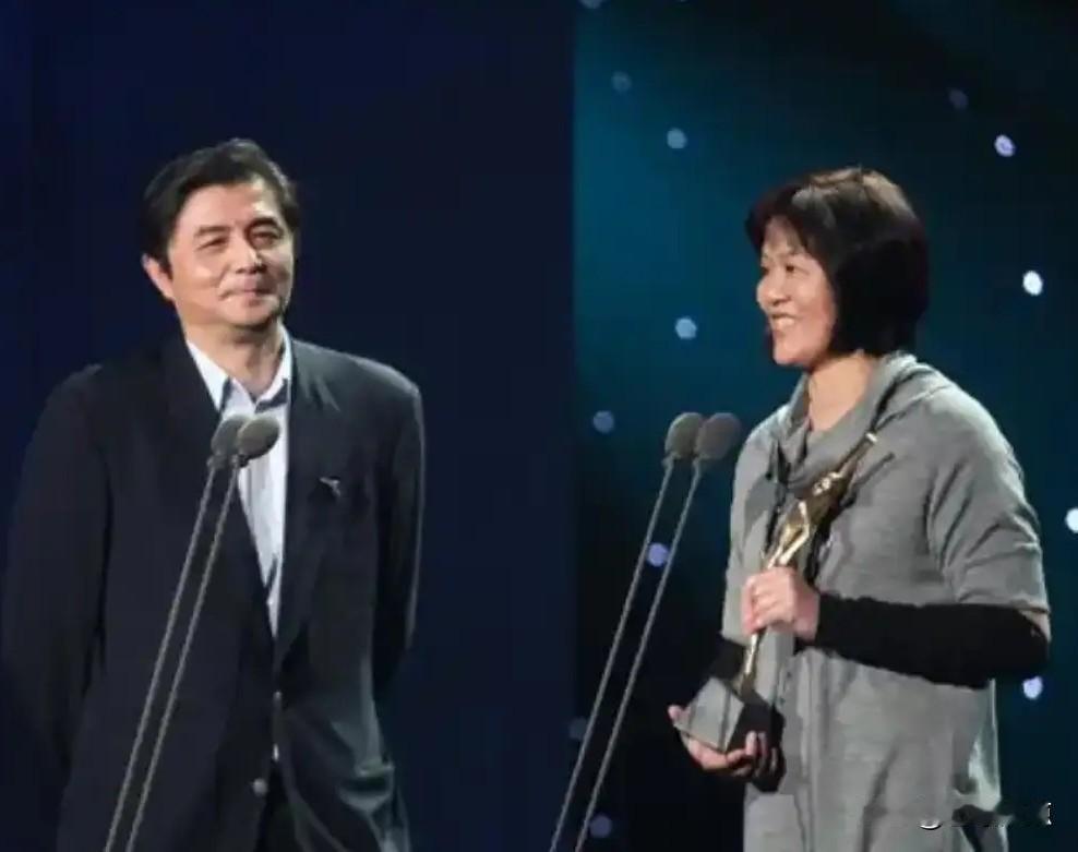 八十年代，中国排球两位风云人物，当年他俩在各自赛场尽力拼搏，此时有机会同框合影了