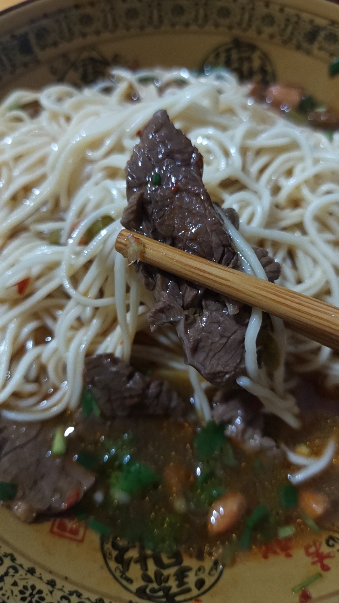 谁懂这个昏暗的环境。。。。好想睡觉但是已经出来吃面 