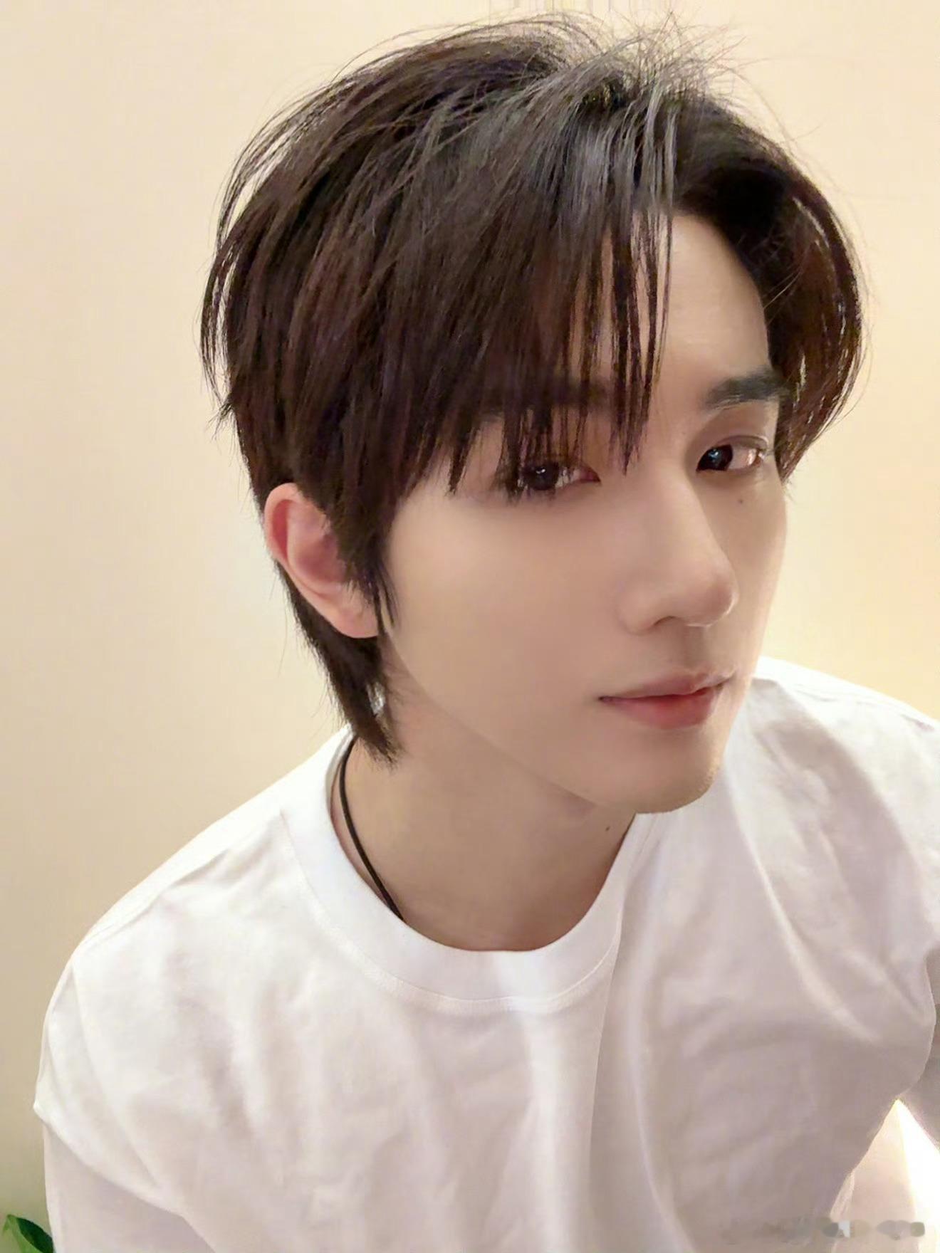 李宏毅揽流光三千 lhy 李宏毅阴长黎 "银河赊月亮的光亮，让星星补，世界欠你的