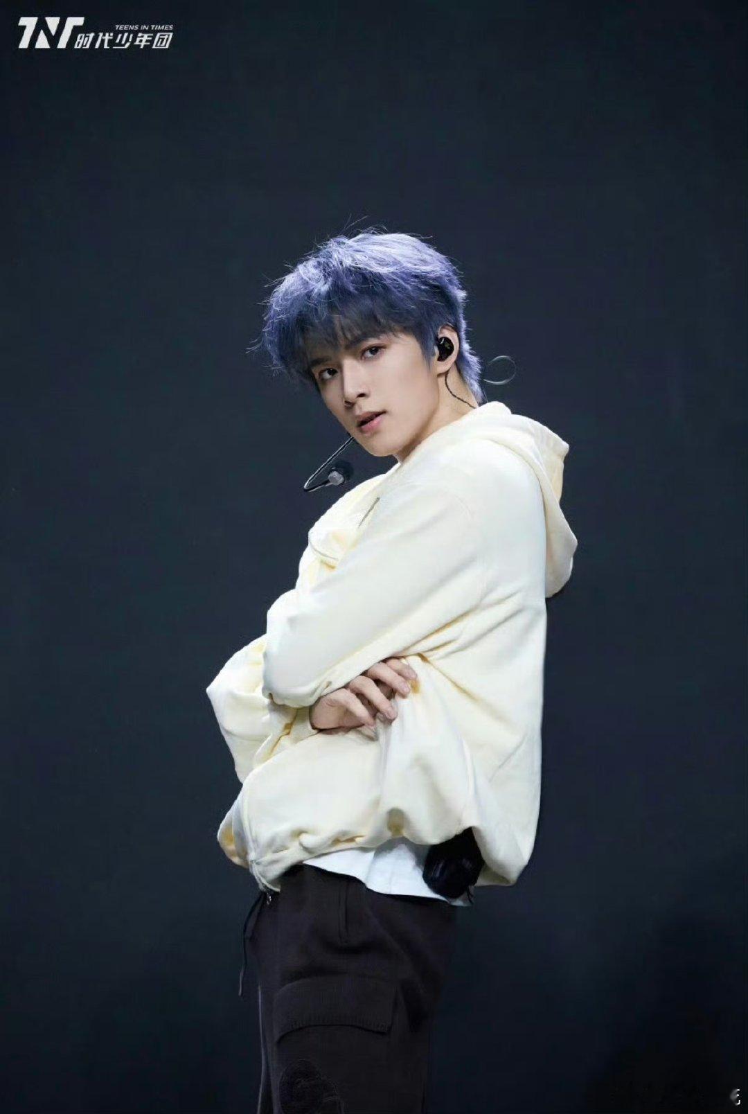 舞台上他们是气场全开的酷飒idol，私底下却是扎着小啾啾敷面膜的可爱鬼！哥几个台