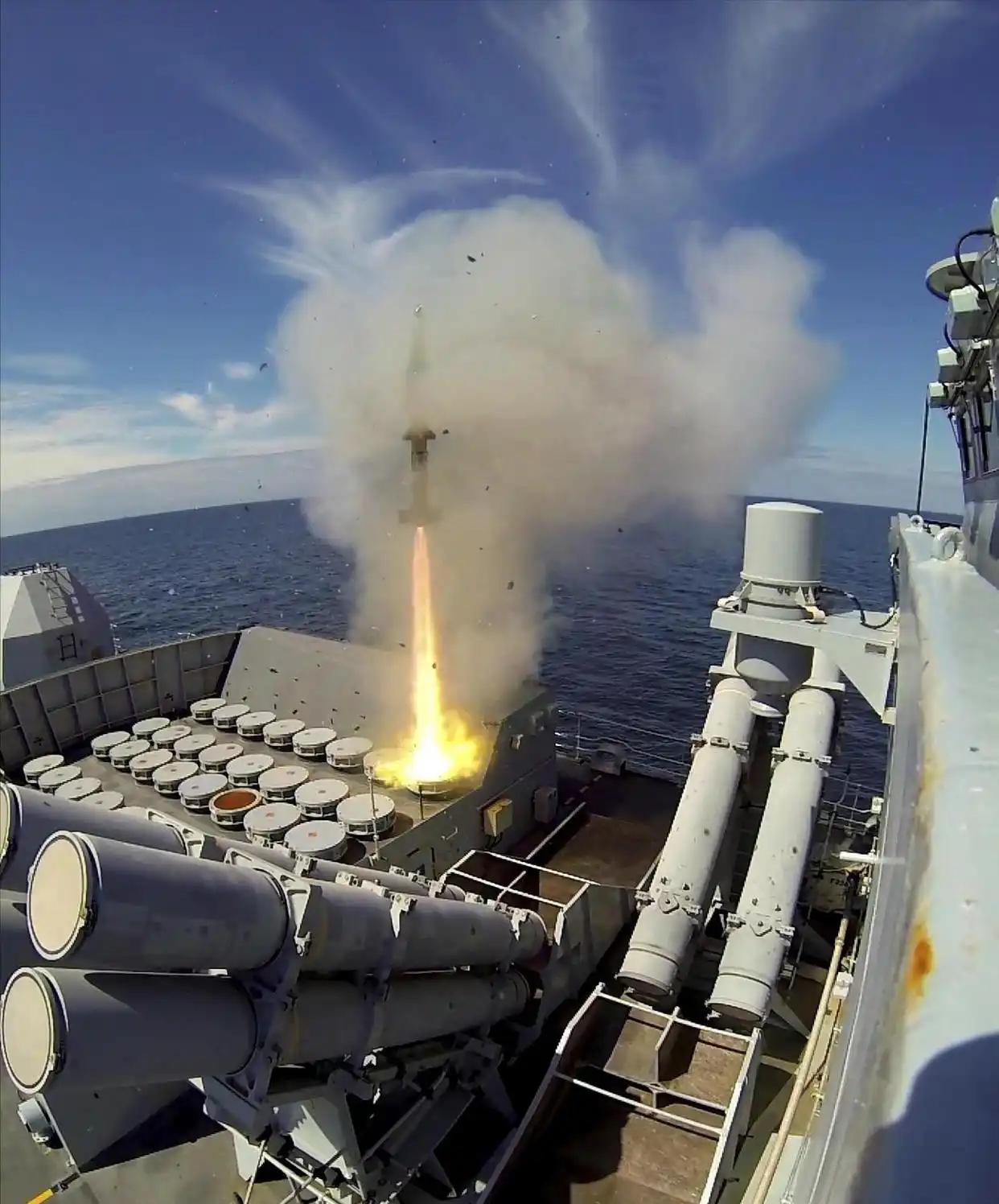 1. 火力密度与反应速度的飞跃

· 瞬间全向打击：传统倾斜发射装置需转向目标方