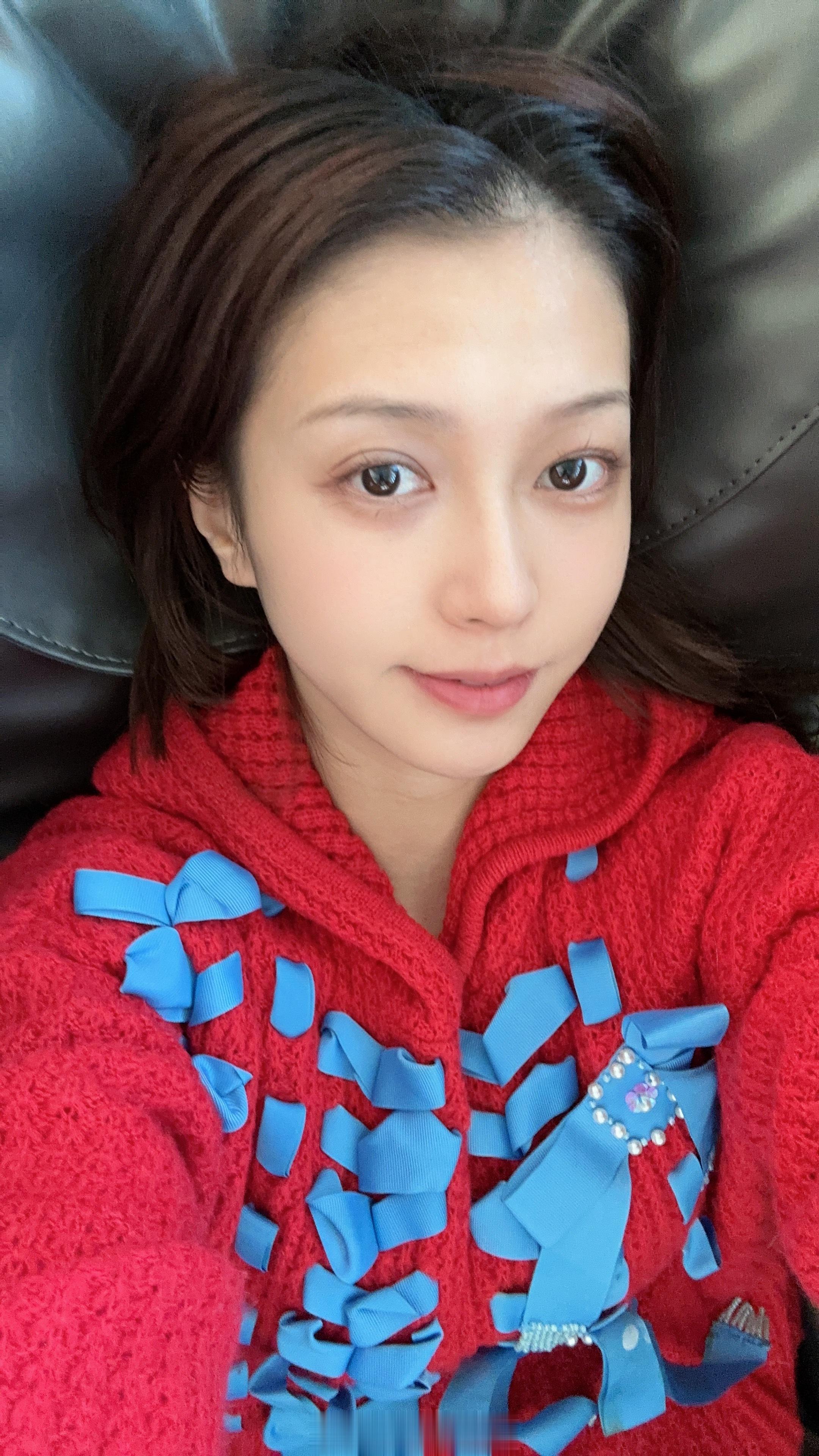 在兰州经停，躺在这个按摩椅上发呆了一个小时了，天花板看着很治愈，不知道为啥[爱你