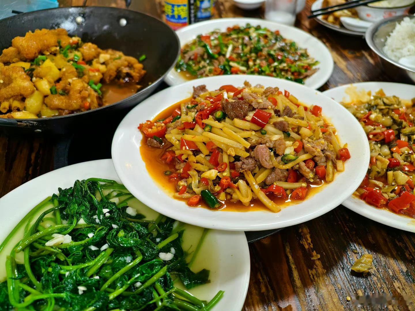 成都和柳州到底谁更辣柳州的辣是湿辣，成都的辣是干辣，不同程度的辣味，和口感。反正