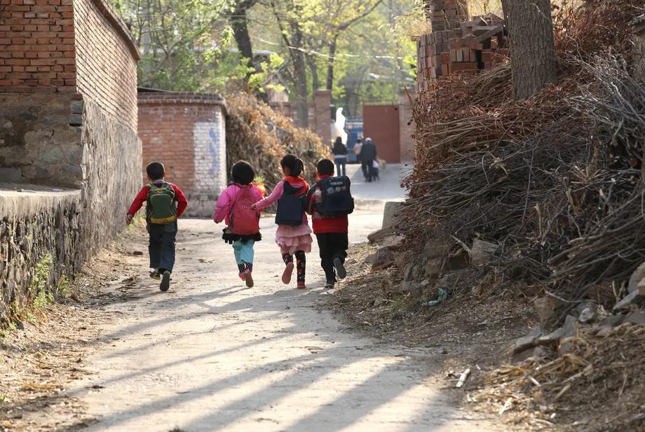 每天消失19所！农村学校真的会被遗忘吗？会“消失”吗？

崭新的塑胶跑道上空无一