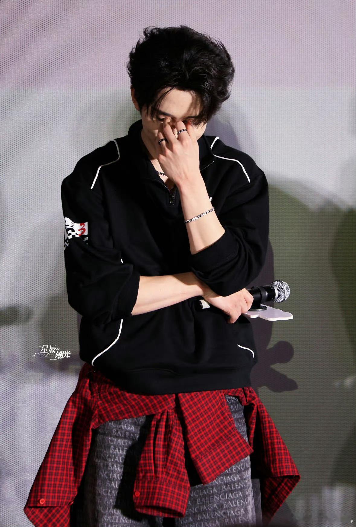 张新成飞驰人生3路演实时健身 三亚那么热的天本哥还在坚持身材管理，这自律程度我真