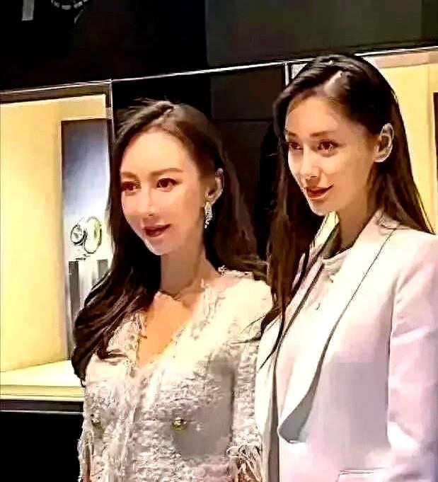黄晓明和Angelababy又双叒叕被拍到了！
这次不是红毯也不是片场，而是上海