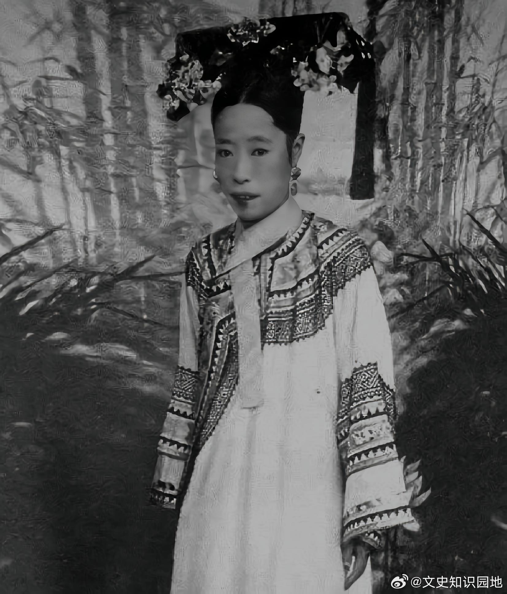 1888 年，紫禁城为光绪帝举办大婚，他迎娶了大自己 3 岁的表姐隆裕。洞房花烛