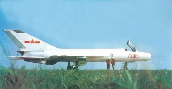 “长须鲸”
分享一张90年代初某期《航空知识》杂志刊登的国产歼-8I高空高速歼击