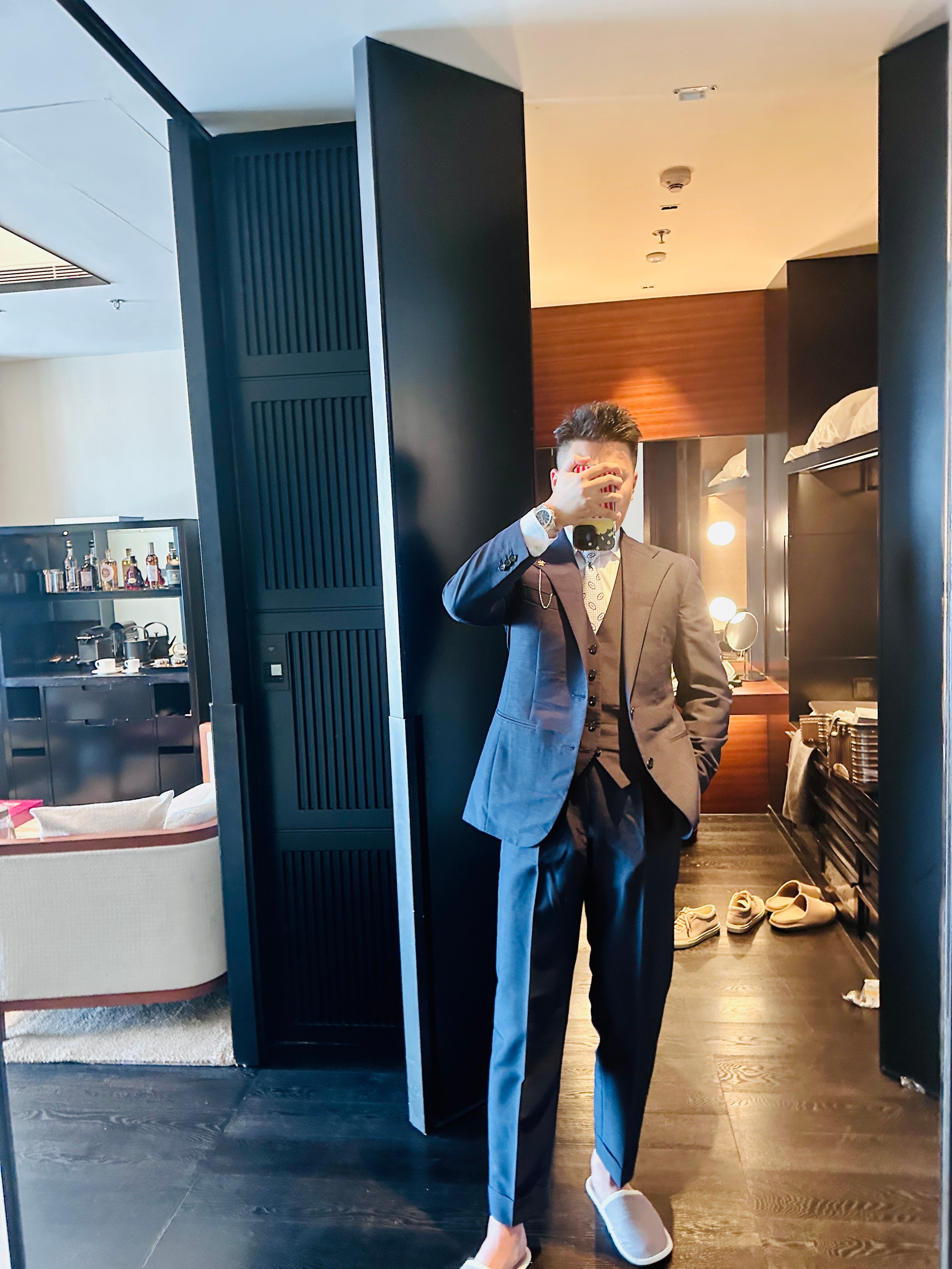 每次穿西服都有一种….电影男主角的yy快感….点根华子都能觉得自己汤米谢尔比附体
