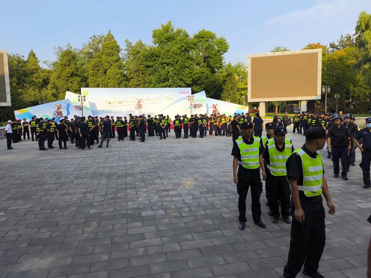 尽量不要草木皆兵吧
早饭罢去地坛溜达，游人不多，来书市看书买书的还没有来。
但书