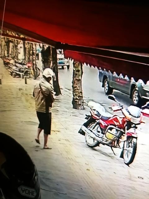 四川遂宁发生了一件令人啼笑皆非的盗窃案。吴女士发现停在商铺门口价值约1000元的