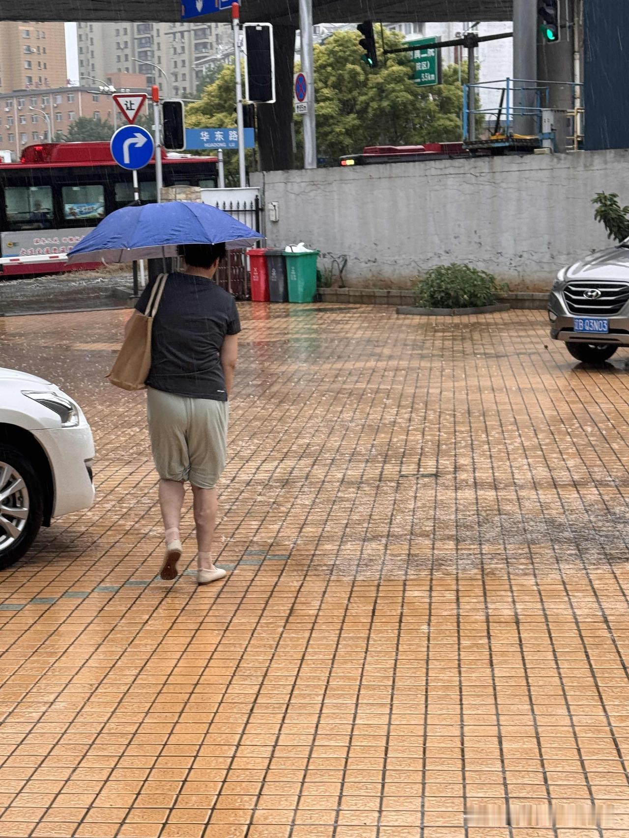 堵在学校里了。
大连局地雷暴雨，大雨倾盆，天都黑了。

只是一会儿的功夫，老年大