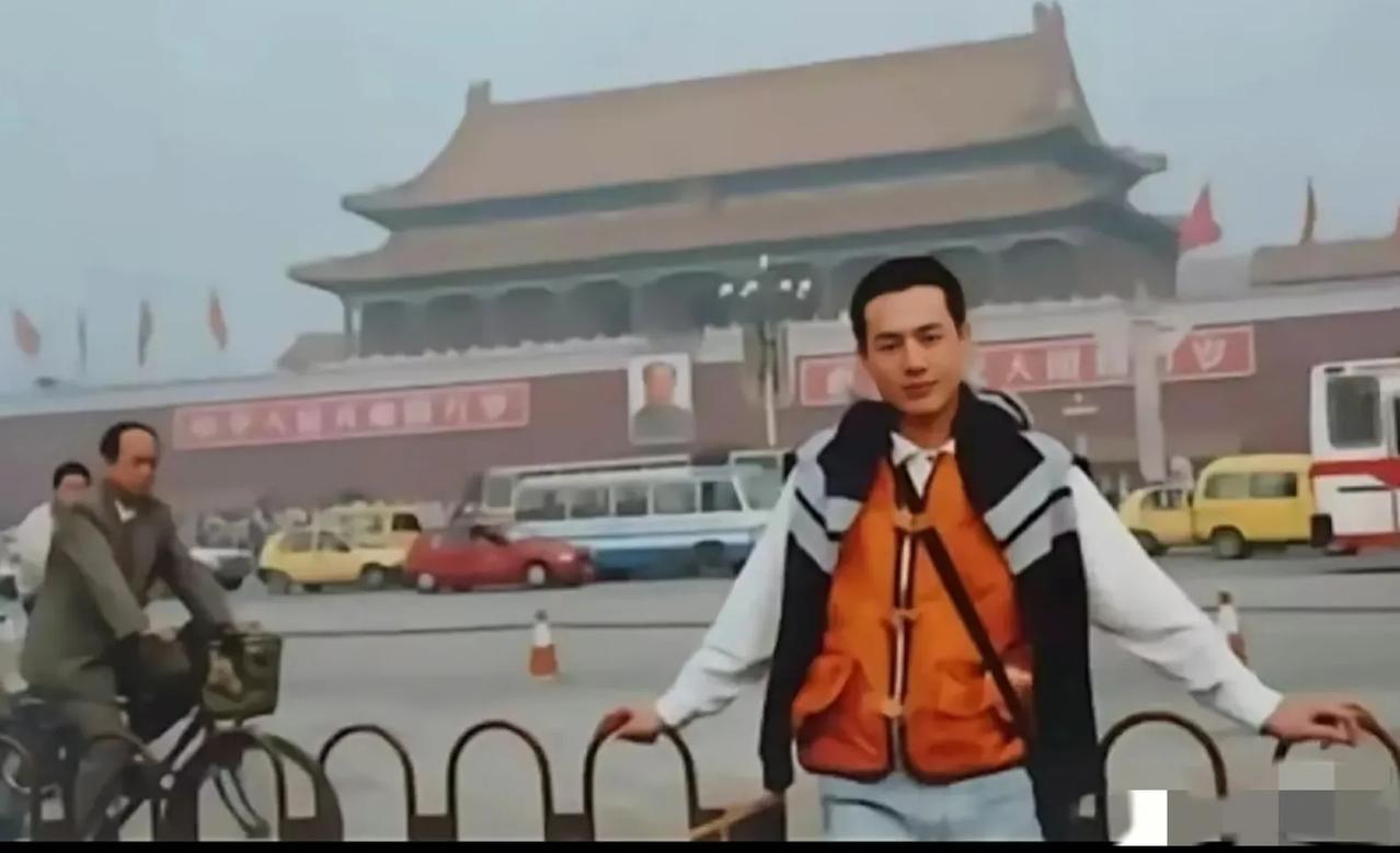 哇哦，这位大哥真不好猜[大金牙]，不过年轻的时候确实有点帅哦[奸笑]