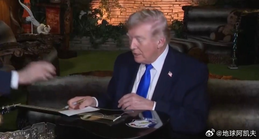 ‼️在格雷斯兰庄园为猫王的复制吉他签名之前，特朗普要求拿一张纸来测试他的钢笔，因