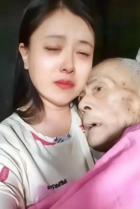 泪目！河南商丘，一老人在医院看病，自知可能要不行了，就跟女儿说想喝一碗面汤，女儿