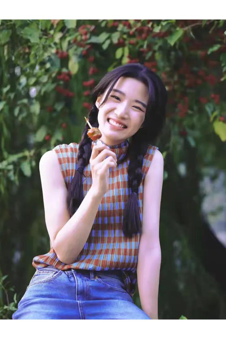 《小巷人家》卢昱晓麻花双辫：复古风情下的灵动演绎

在年代剧《小巷人家》中，卢昱
