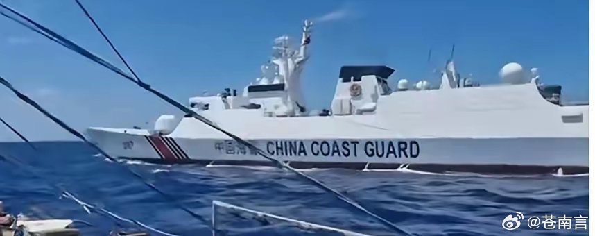 菲律宾渔船侵闯黄岩岛被海警驱离自那以后，菲律宾方面屡次试图派遣各类船只和飞机侵闯