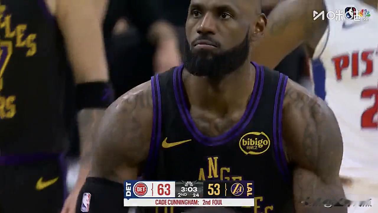 岁月静好，詹姆斯已老，41岁老詹生日快乐！半场湖人队65-70落后活塞队5分，詹