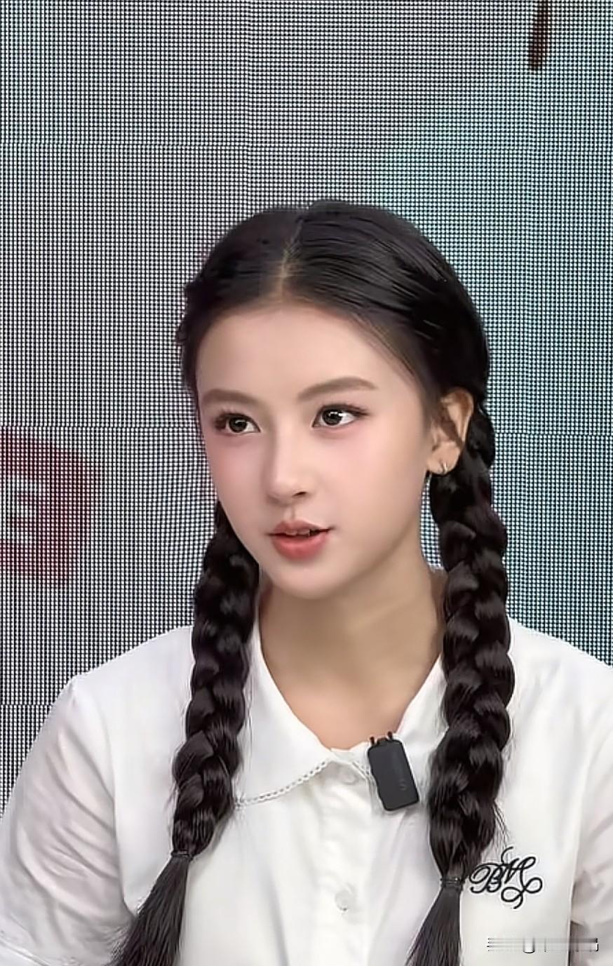 说实话，
能进入娱乐圈的绝非等闲之辈，
你看后面那三个“刁钻”的镜头就知道了，