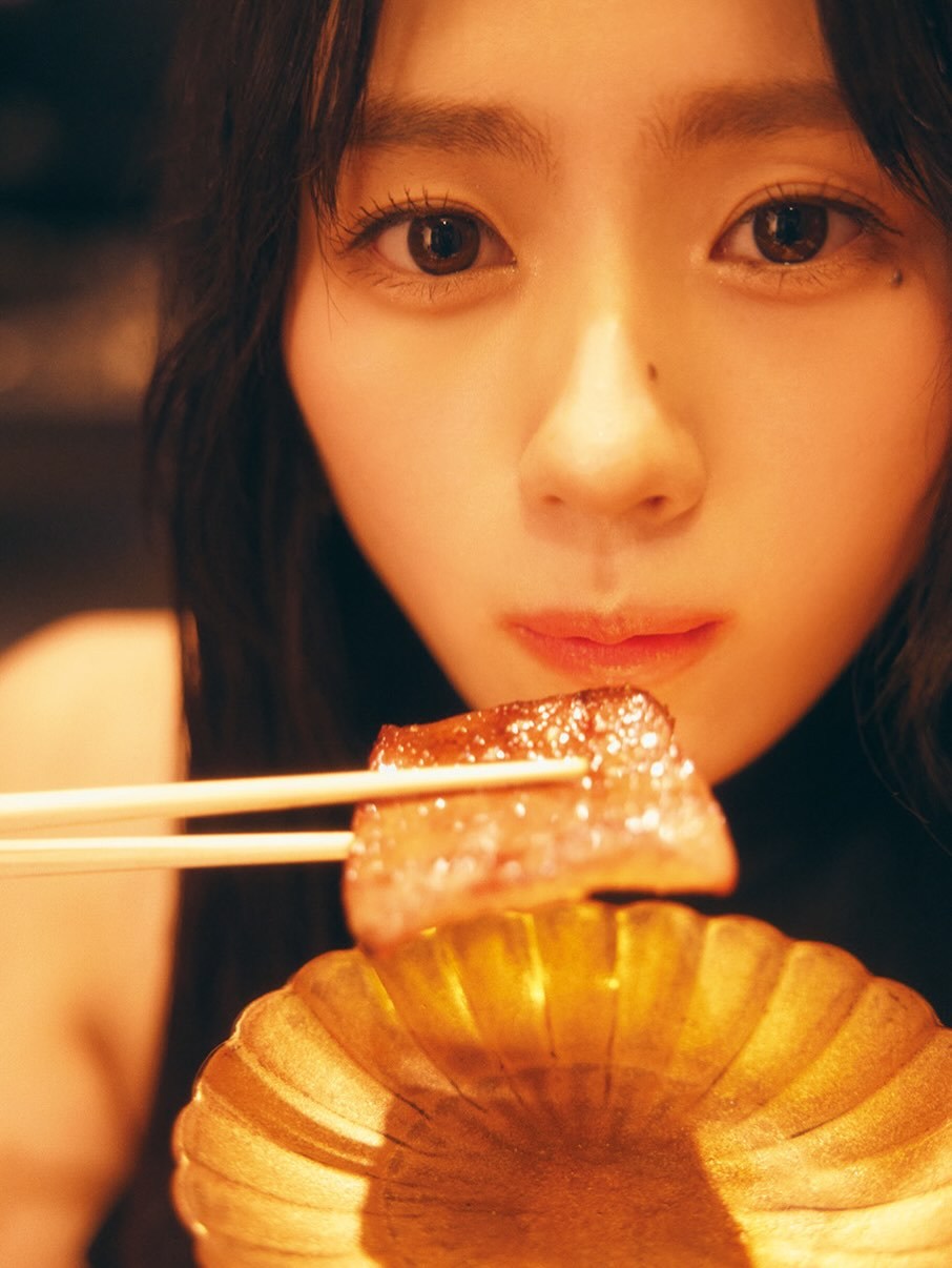 川﨑桜「東京カレンダー6月号に登場しています🖤美味しすぎるお肉をいただいて、幸